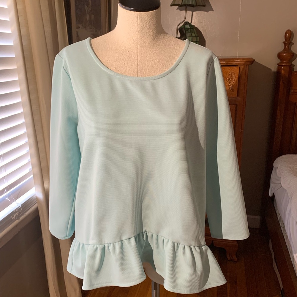 NWOT Ann Taylor 3/4 Sleeve Ruffle Bottom Lightweight Top Size L